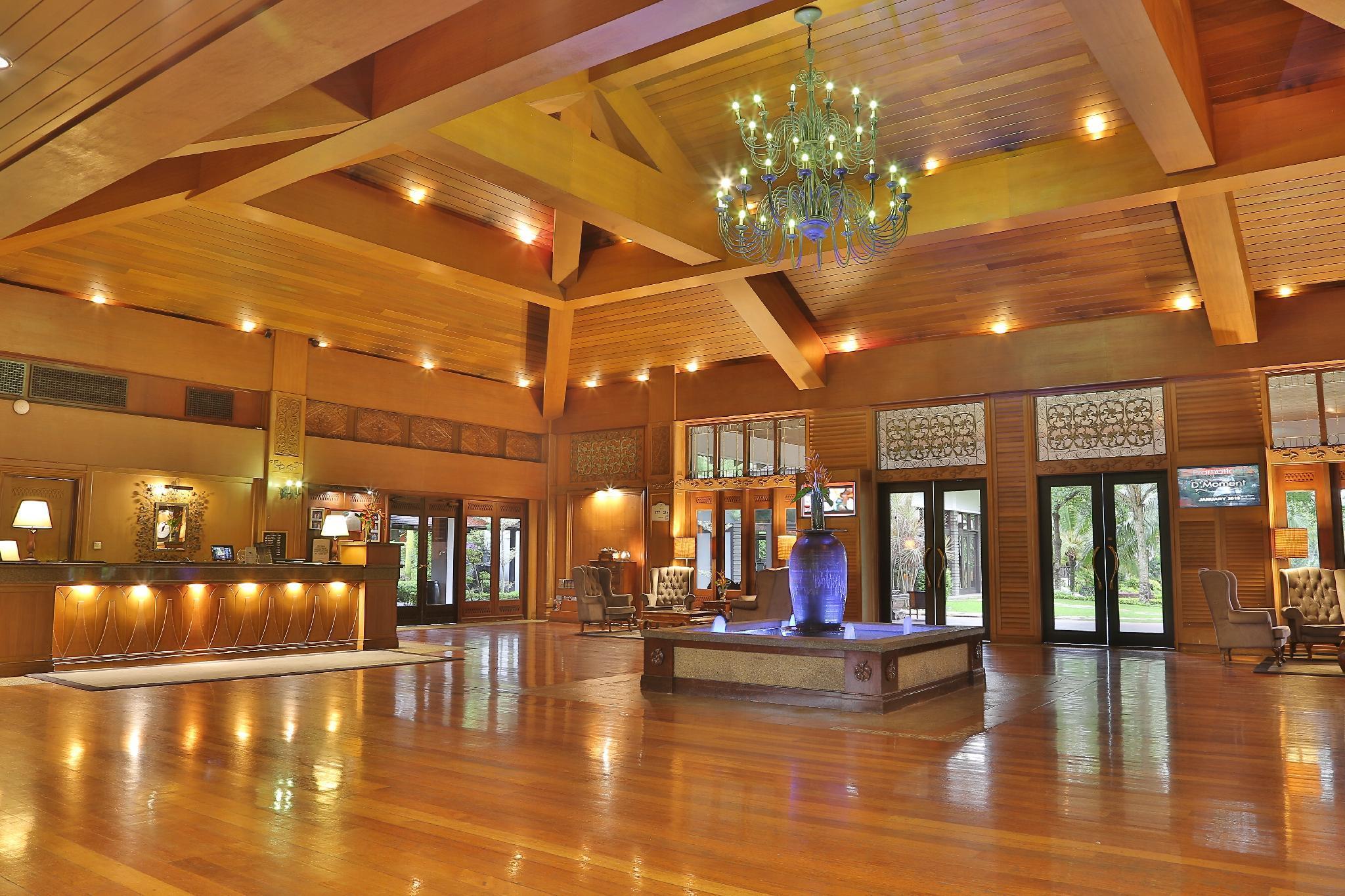 Cyberview Resort & Spa Кіберджая Екстер'єр фото The interior of the clubhouse at the St. Johns Country Club